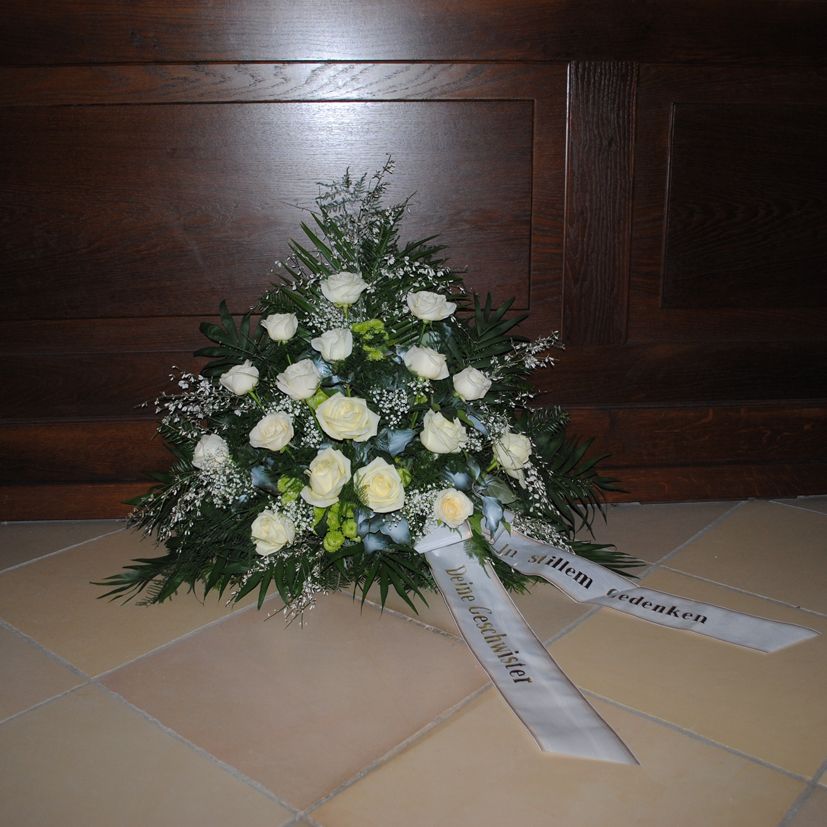 BU 13 - weiße Rosen, weißer Ginster, grüne Santini, Efeu weiß gesprüht