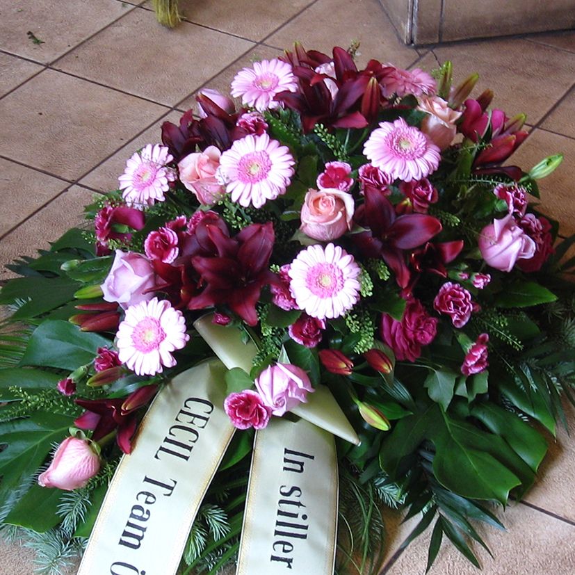 BU 14 - weinrote Lilien, rosa Minigerbera, Spraynelken weinrot mit weißem Rand, Philodendronblätter