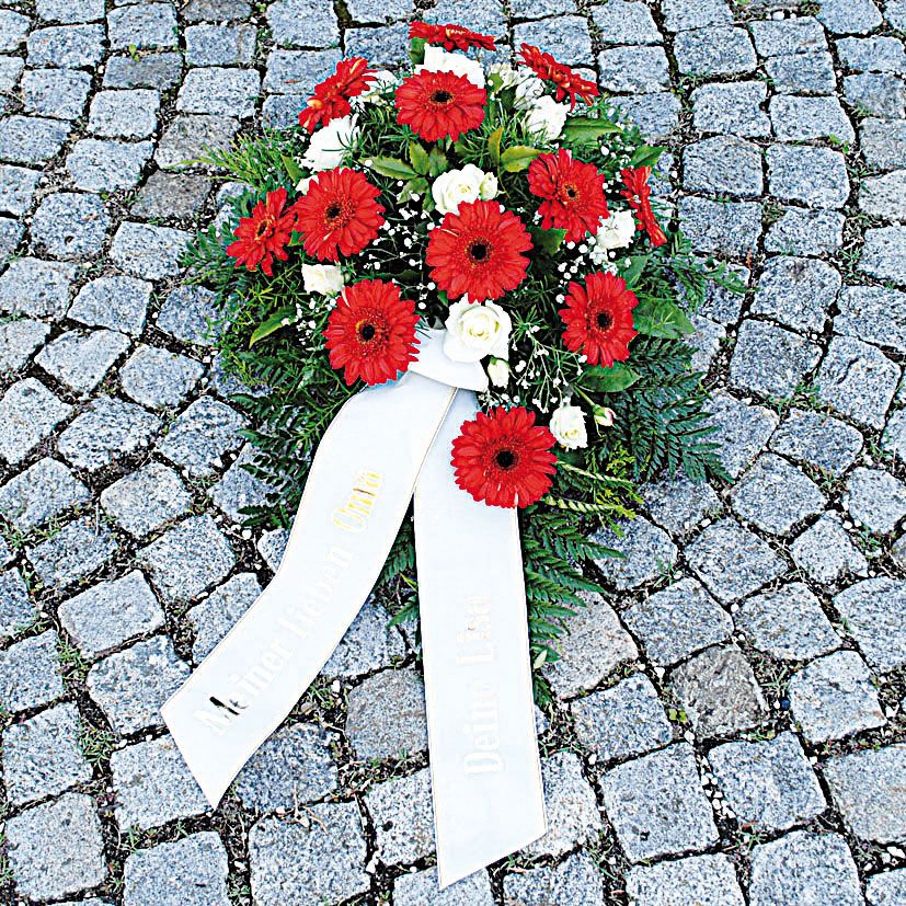 BU 2 - weiße Rosen, rote Gerbera mit dunkler Mitte