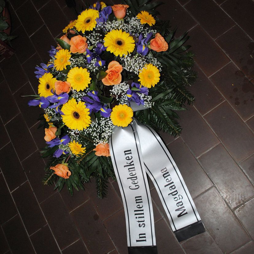 BU 4 - Orange Rosen, gelbe Gerbera mit dunkler Mitte, Iris, dazw. Schleierkraut