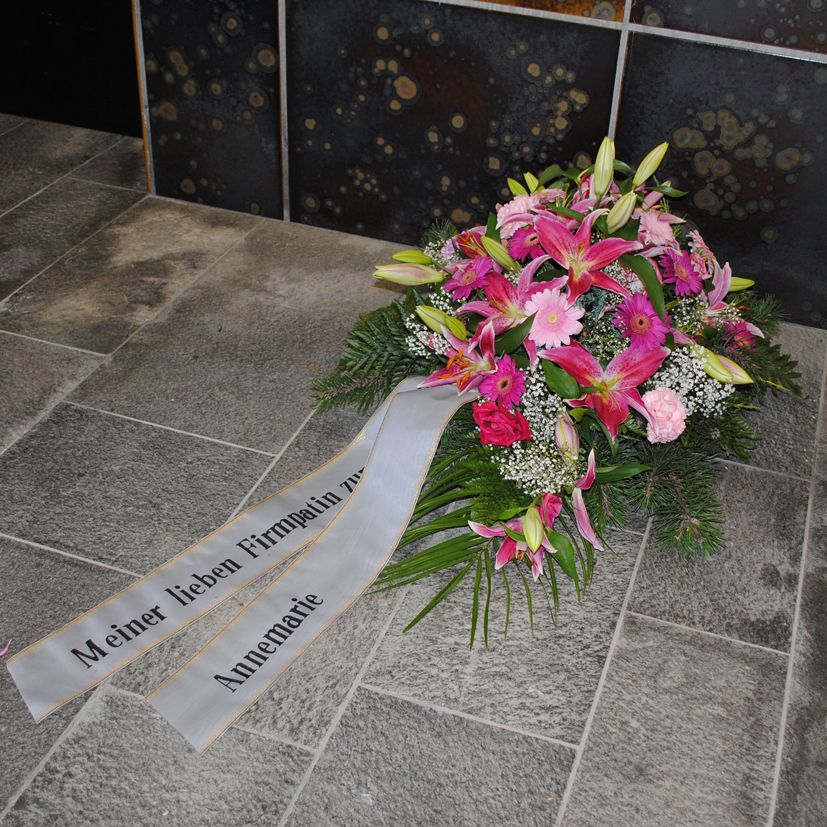 BU 9 - pinkfärbige Lilien, hellrosa Gerbera, dazwischen Schleierkraut