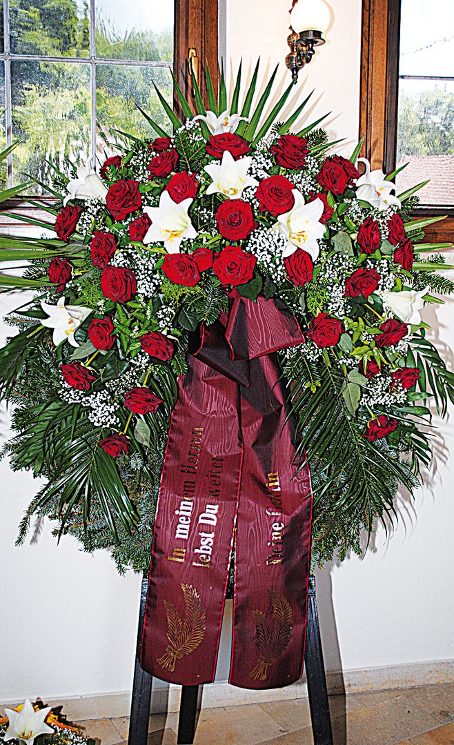 K 1 - rote Rosen, weiße Lilien, dazwischen Schleierkraut