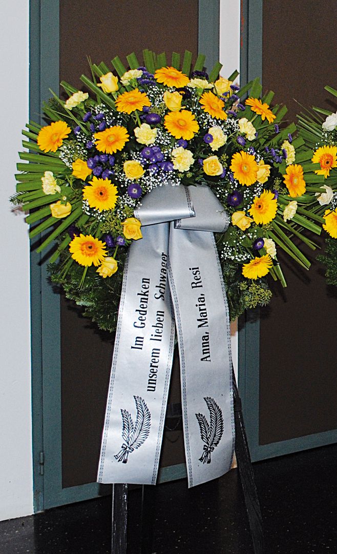 K 13 - Tottergelbe Gerbera mit heller und dunkler Mitte, Iris, gelbe Nelken und Rosen