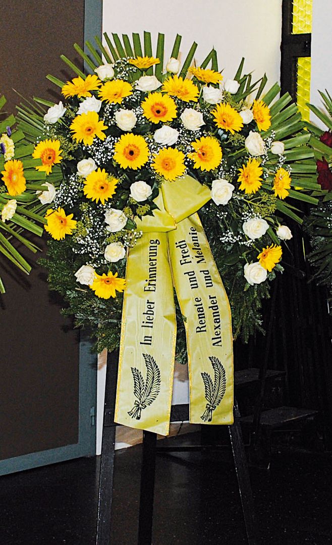 K 14 - Tottergelbe Gerbera mit heller und dunkler Mitte, weiße Rosen