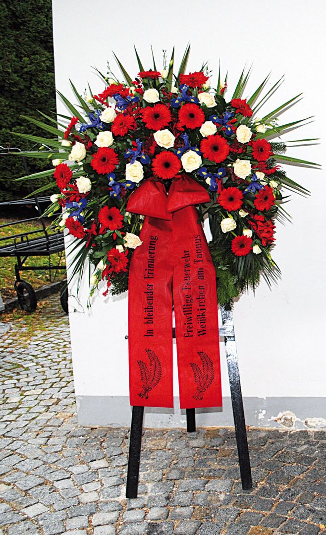 K 15 - rote Gerbera mit dunkler Mitte, weiße Rosen, Iris