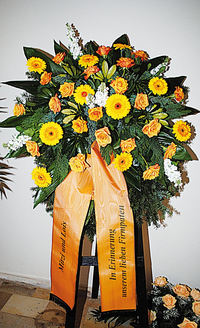 K 2 - hellrote Gerbera, weiße Chrysanthemen Boris Becker, aufgelockert mit feinem Schleierkraut.