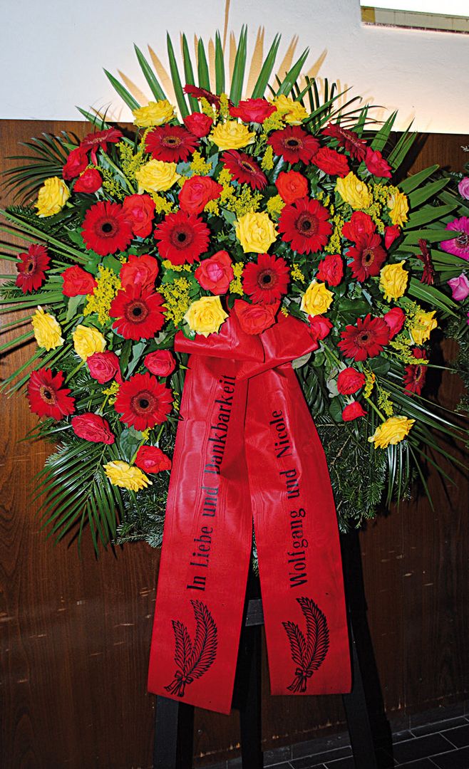 K 22 - rote Gerbera, hellrote und gelbe Rosen, gelbe Solitago