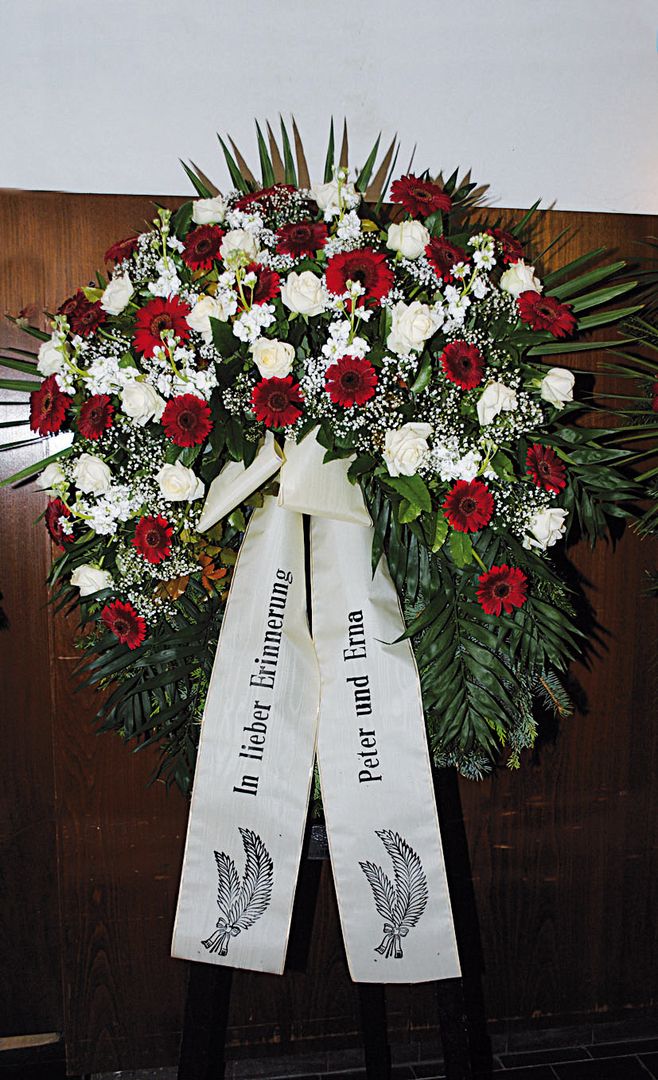 K 24 - dunkelrote Gerbera, weiße Rosen und Levkojen, Schleierkraut