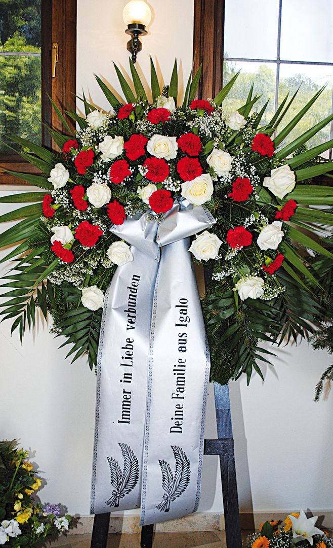 K 3 - rote Nelken, weiße Rosen, dazwischen Schleierkraut