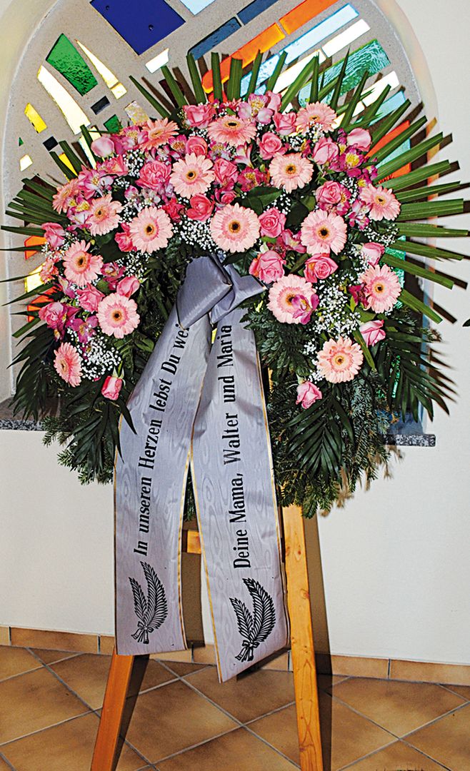 K 4 - Rosa Rosen und rosa Gerbera, dazw. Schleierkraut