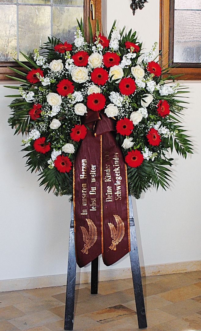 K 5 - Weiße Rosen und Levkojen, rote Gerbera mit dunkler Mitte, dazw. Schleierkraut