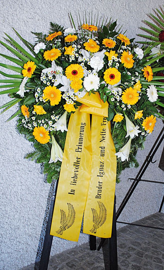 K 7 - gelbe Gerbera mit dunkler Mitte, gelbe Gerbera mit heller Mitte, weiße Santini, weiße  Lilien, gelbe Rosen