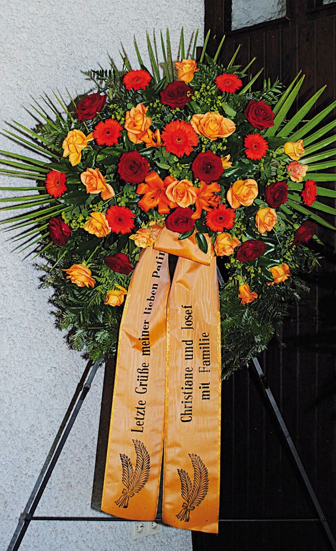 K 8 - Rote Gerbera mit dunkler Mitte, dunkelrote Rosen, orange Lilien und Rosen