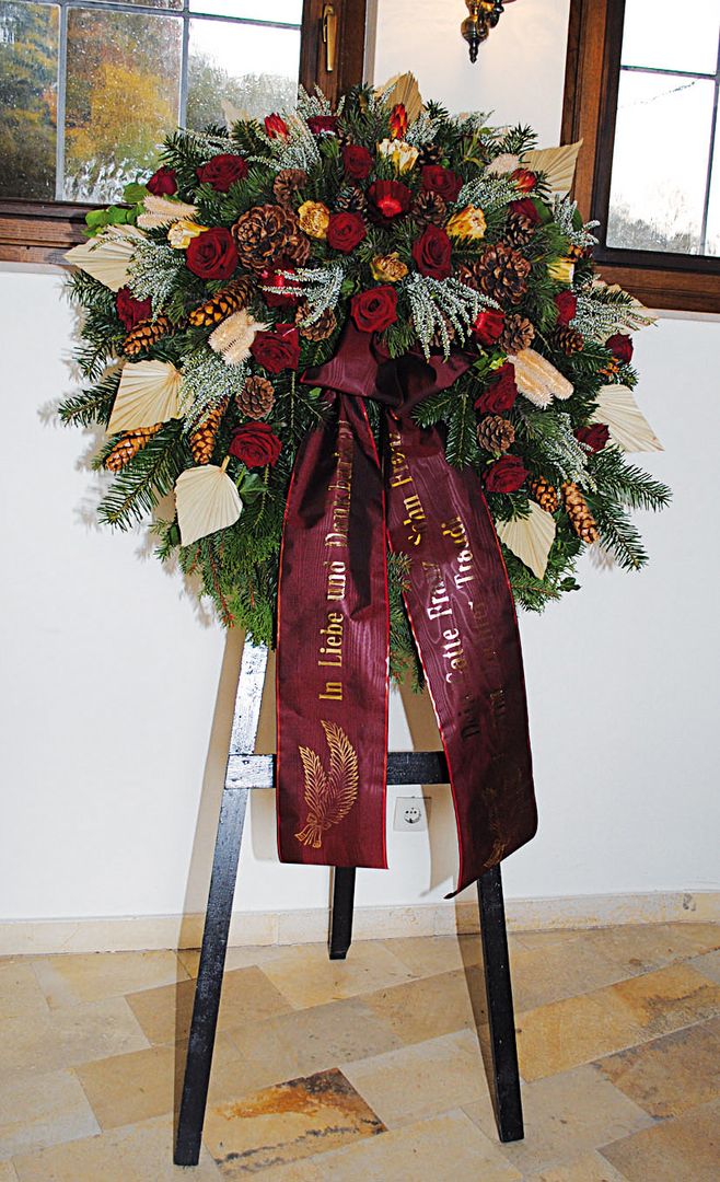 WK 1 - Natur (rote Rosen, rote Holzblüten, Pinea, Fichtenzapfen, weiße Erika)