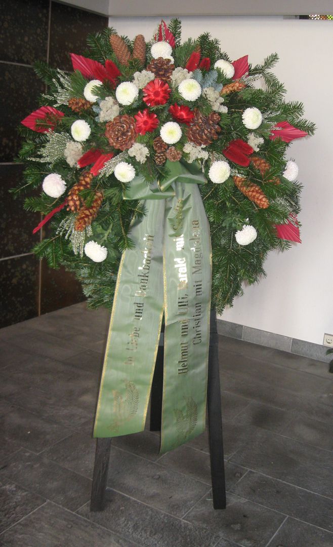 WK 3 - rot Natur (mit Zapfen, diversen Fruchtständen, weiße Boris Becker (nur zu Allerheiligen, alternativ weiße Nelken, Rosen und Chrysanthemen)