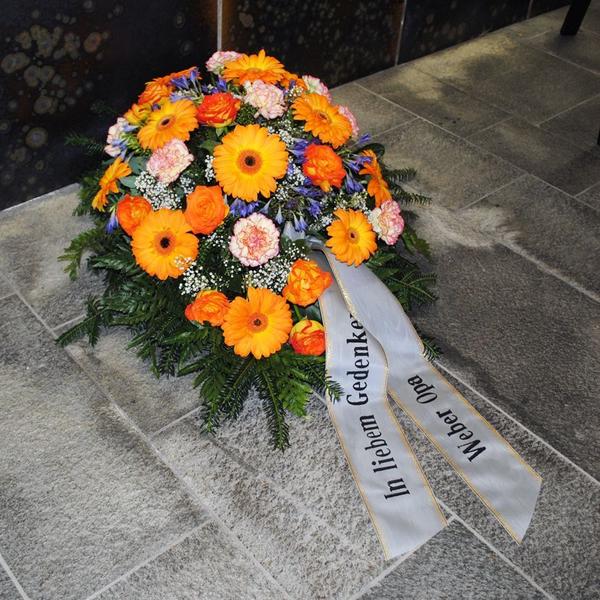 Bu 8 - orange Gerbera, orange Nelken, orange-gelbe Rosen, dazwischen Schleierkraut