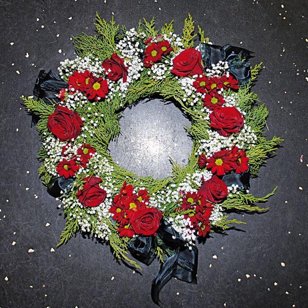 Uk 2 - rote Rosen und Santini, grüne Koniferen Schleierkraut, geschmückt mit schwarzen Trauermaschen