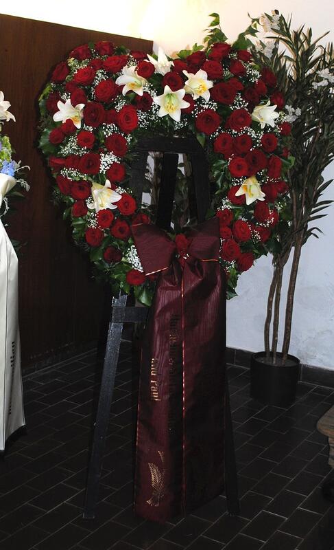 Ek 2 - Kranz in Herzform aus roten Rosen, weiße Lilien (Longiflorum), Schleierkraut und Efeu