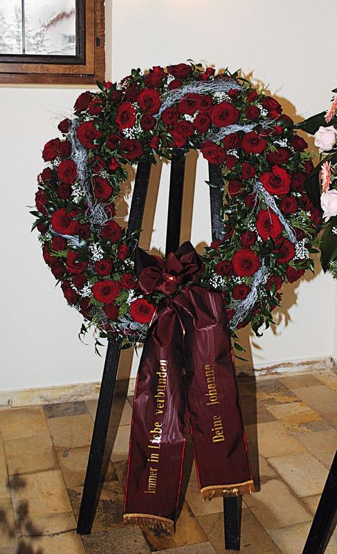 Ek 4 - Rundgesteckter Kranz aus dunklen und hellen roten Rosen, Schleierkraut und Sisal